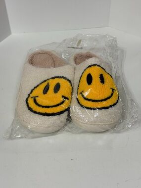 Womens Cream Smiley Face Cozy Slippers - Brand Unspecified
